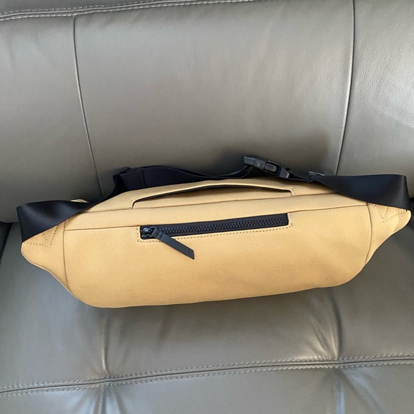 NWT Woofing Around The Bentley Tan Crossbody/Sling Premium Bag.  - Picture 2 of 11